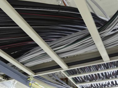 Binanın içindeki elektrik kabloları, kapatın.