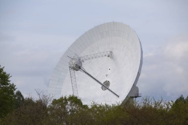 uydu anteni ve mavi gökyüzü