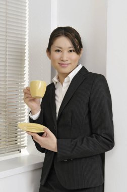 iş yerinde kahve içme kadın