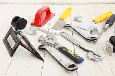 Ahşap masadaki inşaat aletleri seti, yakın plan.   