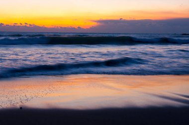 Deniz üzerinde güzel, parlak gün batımı. Doğa, seyahat arka planı