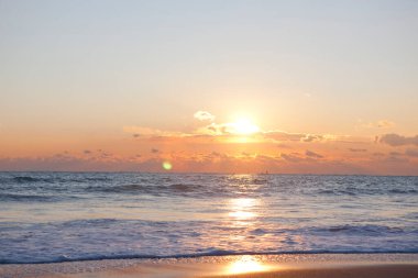 Deniz üzerinde güzel, parlak gün batımı. Doğa, seyahat arka planı