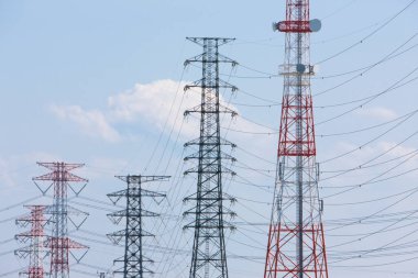 Mavi arkaplan üzerinde yüksek voltajlı elektrik hatları, yüksek voltajlı elektrik iletim kuleleri