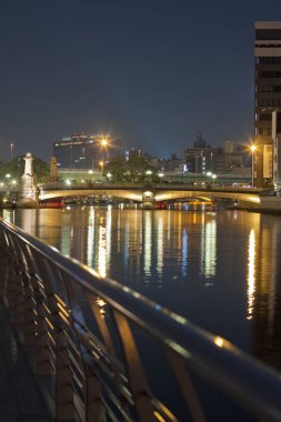 şehir arkaplan görüntüsü, gece ışıklandırmalı şehir manzarası 