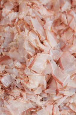 Japon mutfağında kullanılan Katsuobushi kurutulmuş bonito ton balığının yakın çekim dokusu..