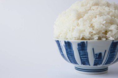 Bir kasede taze pişmiş beyaz pirinç, stüdyo çekimi.