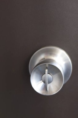 Modern tarz metal kapı tokmağı, yakın plan.