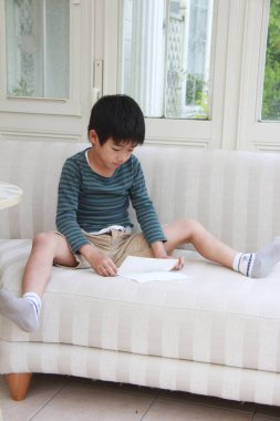 Evin içinde sevimli bir Japon çocuk, yakın plan portresi. 