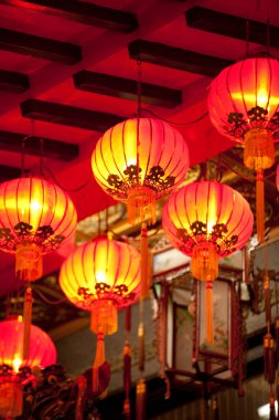 Şenlikli kutlama akşamında evde asılı kırmızı fenerler.