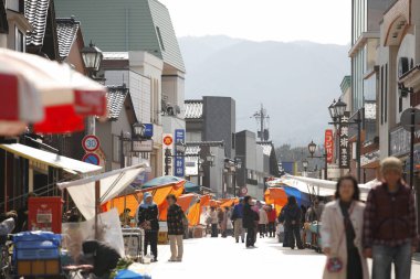 Japonya 'daki sokak pazarında tanımlanamayan insanlar