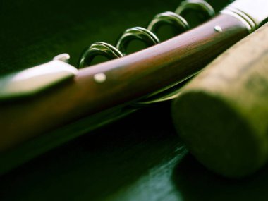 Tirbuşon ve şarap tıpası masaya yakın.