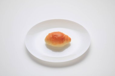 Beyaz arka planda izole edilmiş tabakta tatlı çörek