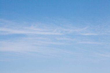 Mavi gökyüzü arka plan üzerinde beyaz kabarık bulutlar 