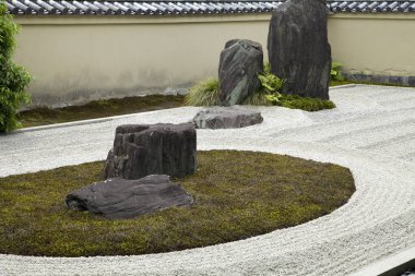 Geleneksel Japon kaya bahçesinin güzel manzarası          