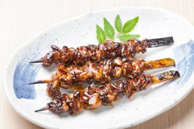 Soya soslu ızgara tavuk şişi. 