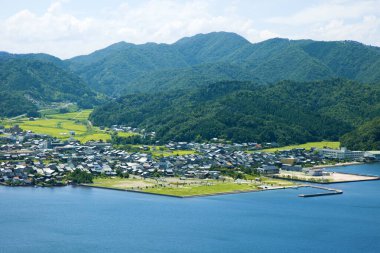 Göl manzarası ve yeşil dağlar 