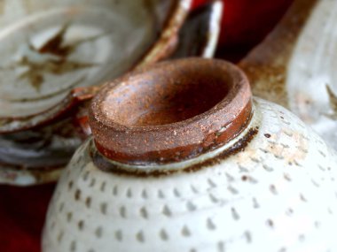 Kırsal seramik çömlek parçalarına yakın çekim