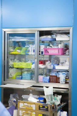 Cam raflarda depolanmış tıbbi malzemeler.