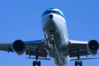 Mavi gökyüzünün üzerinde uçan uçak