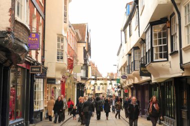 York, İngiltere, Birleşik Krallık boyunca yürüyen insanlar 