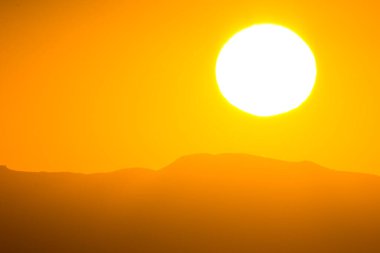 gökyüzünde güneşin silueti