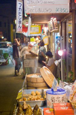 Japonya 'daki sokak pazarında tanımlanamayan insanlar