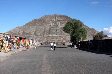 Güneş Piramidi, Teotihuacan 'daki en büyük ve Mezoamerika' daki en büyük binalardan biridir.. 