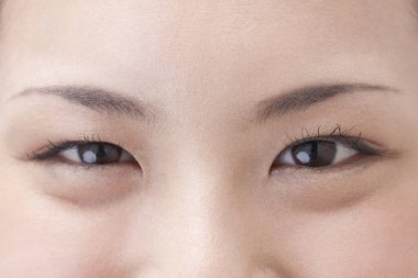 Güzel gözlü kadın.