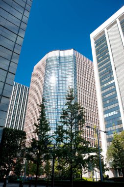 Japonya 'da mavi gökyüzünde modern apartmanlar