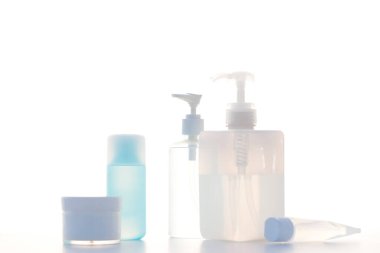 Hafif arkaplanda kozmetik ürünler var. güzellik ve kozmetik konsepti           