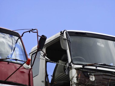 Yakın - modern bir araba ve mavi gökyüzü