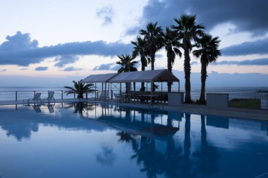 Yüzme havuzlu tropikal deniz tatil köyünün akşam manzarası