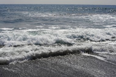 Güzel deniz manzarası ve dalgalar.      