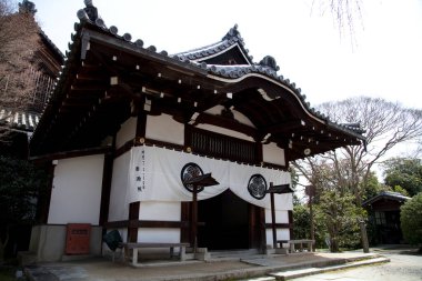 Güzel antik Japon tapınağının manzaralı görüntüsü.