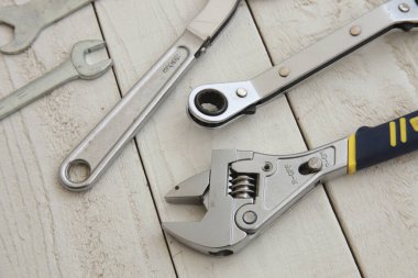 Ahşap masadaki inşaat aletleri seti, yakın plan.   