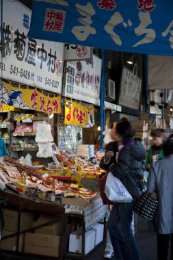 Modern şehir Japonya 'da sokak pazarından alışveriş yapan bir kalabalık. 