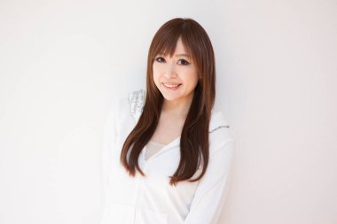 Arka planda gülümseyen güzel Asyalı kız