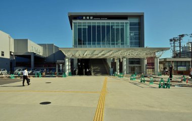 Japonya 'daki tren istasyonu manzarasında harfler var.