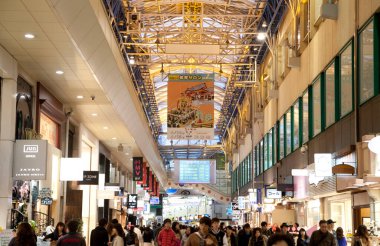 Japon caddesinin dışı. Dükkanları var. Modern şehir Japonya 'da kalabalık bir sokak pazarı. 