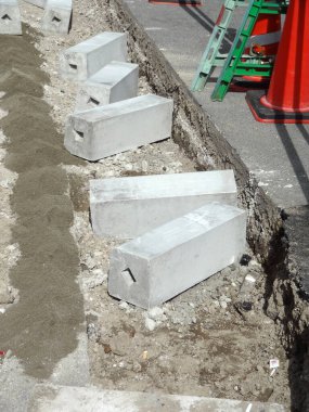 Yeni beton bloklu yol inşaatı