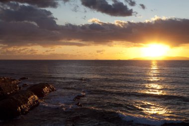 Güzel gün batımı gökyüzü ve deniz manzarası  