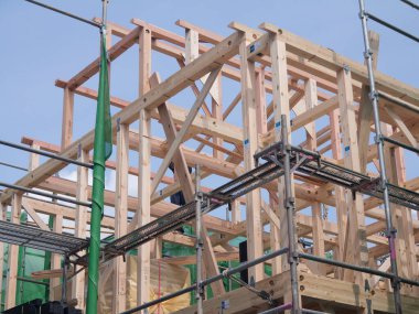 Şehirde iskele altında yeni bir ev inşa ediliyor.     