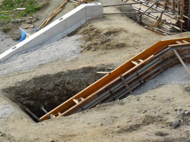 Kazılmış inşaat alanı kirli temel siperlerini gösteriyor