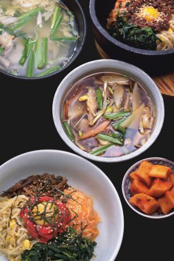 Küçük kaselerde Asya yemekleri.