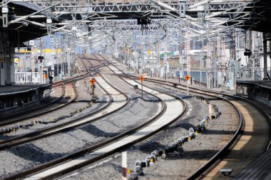 Parlak ışık, demiryolunun kentsel Japonya 'daki dış yüzeyinin yararlı ve işlevsel tasarımını vurguluyor