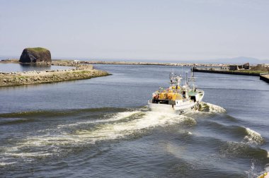 Limanda hareket eden bir tekne.