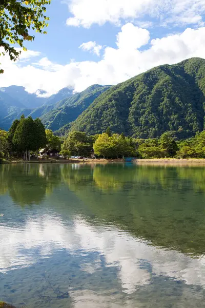 Güneşli bir günde dağlarda güzel bir göl manzarası 