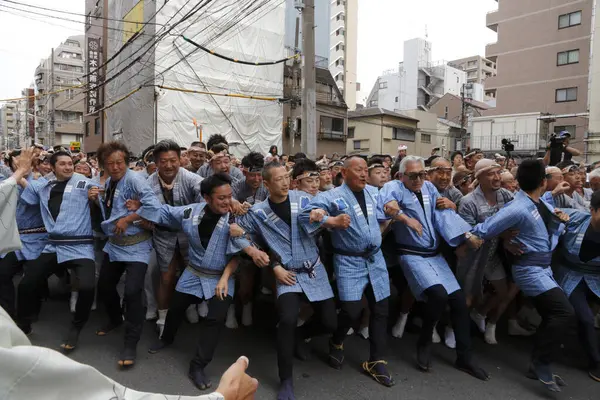 İnsanlar Tokyo, Japonya 'da düzenlenen geleneksel Kanda Matsuri festivaline katılıyor                 