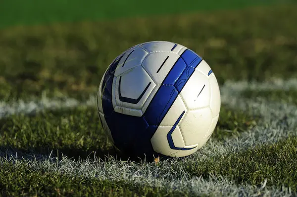 Futbol sahasında futbol topu, spor arka planı