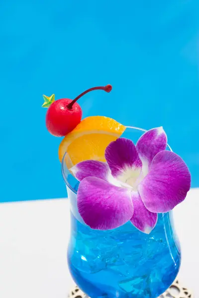 Nahaufnahme Von Glas Mit Cocktail Der Nähe Von Schwimmbad — Stockfoto
